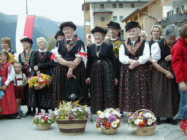 Clicheia per vedei la foto entiera!
 ============== 
Cesc' con ciofs
Al venteia aria de referendum, viadedò la bandiera blancia-cuecena de Tirol
